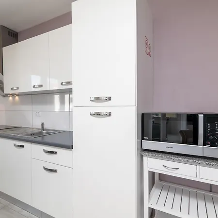 Family Friendly With A Swimming Pool - 21314 Apartment