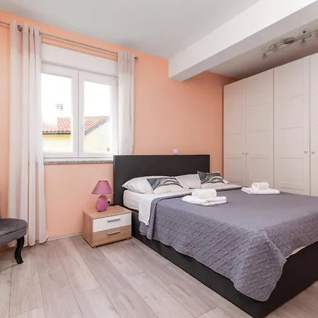 Family Friendly With A Swimming Pool - 21314 Apartment Pula