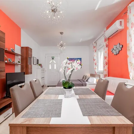 Family Friendly With A Swimming Pool - 21314