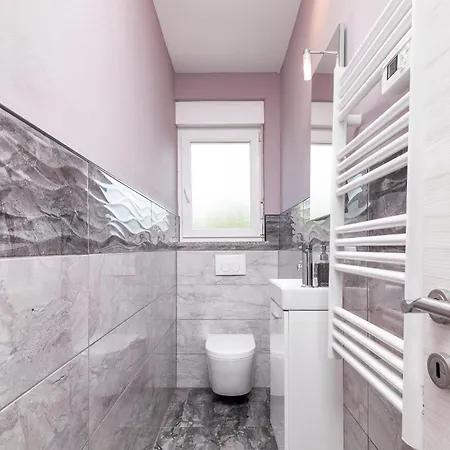 Family Friendly With A Swimming Pool - 21314