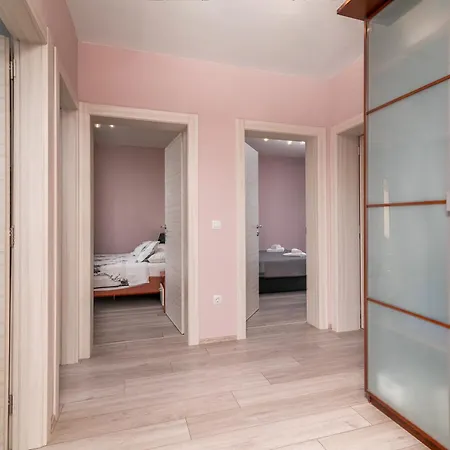 Family-friendly With Swimming Pool - 21314 شقة *