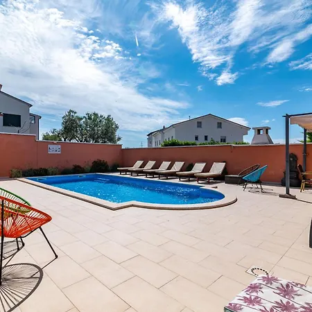 Family Friendly With A Swimming Pool - 21314