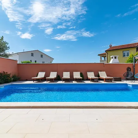 Family-friendly With Swimming Pool - 21314 شقة *